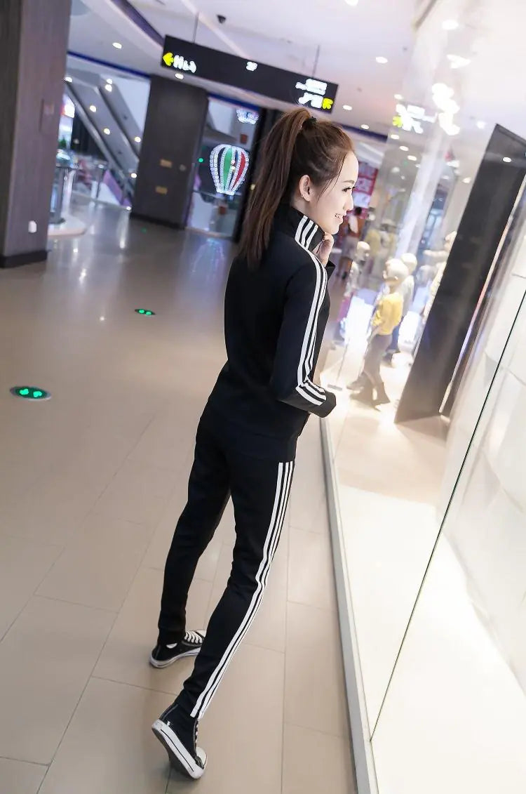 Fashionable Women's Athletic Two-Piece Tracksuit Set